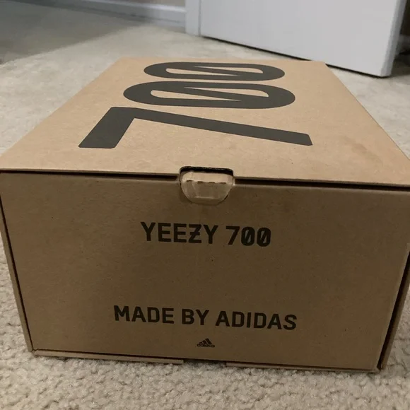 Yeezy 700 v3 azael new and unworn with box deadstock - Picture 4 of 5